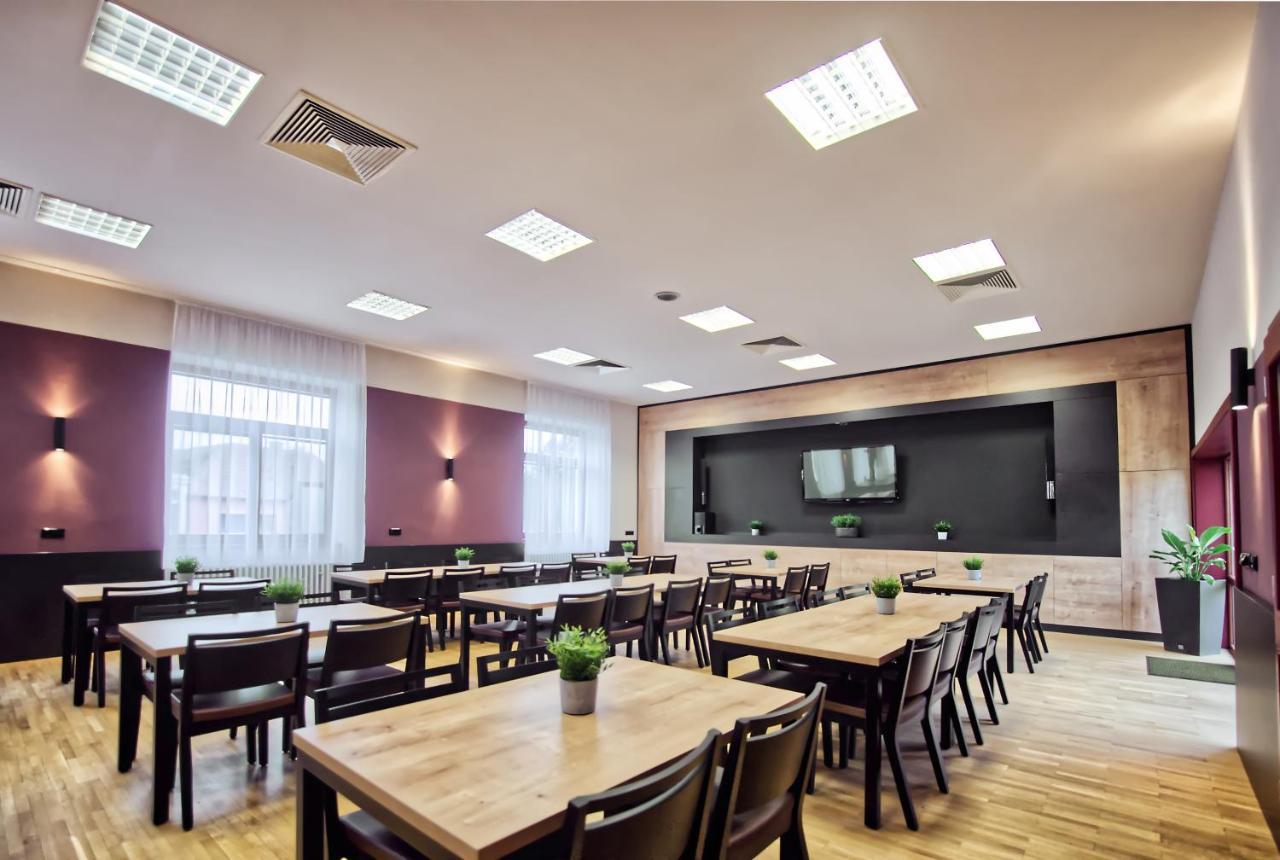 Dolní Dunajovice Restaurace A Penzion Praha מראה חיצוני תמונה