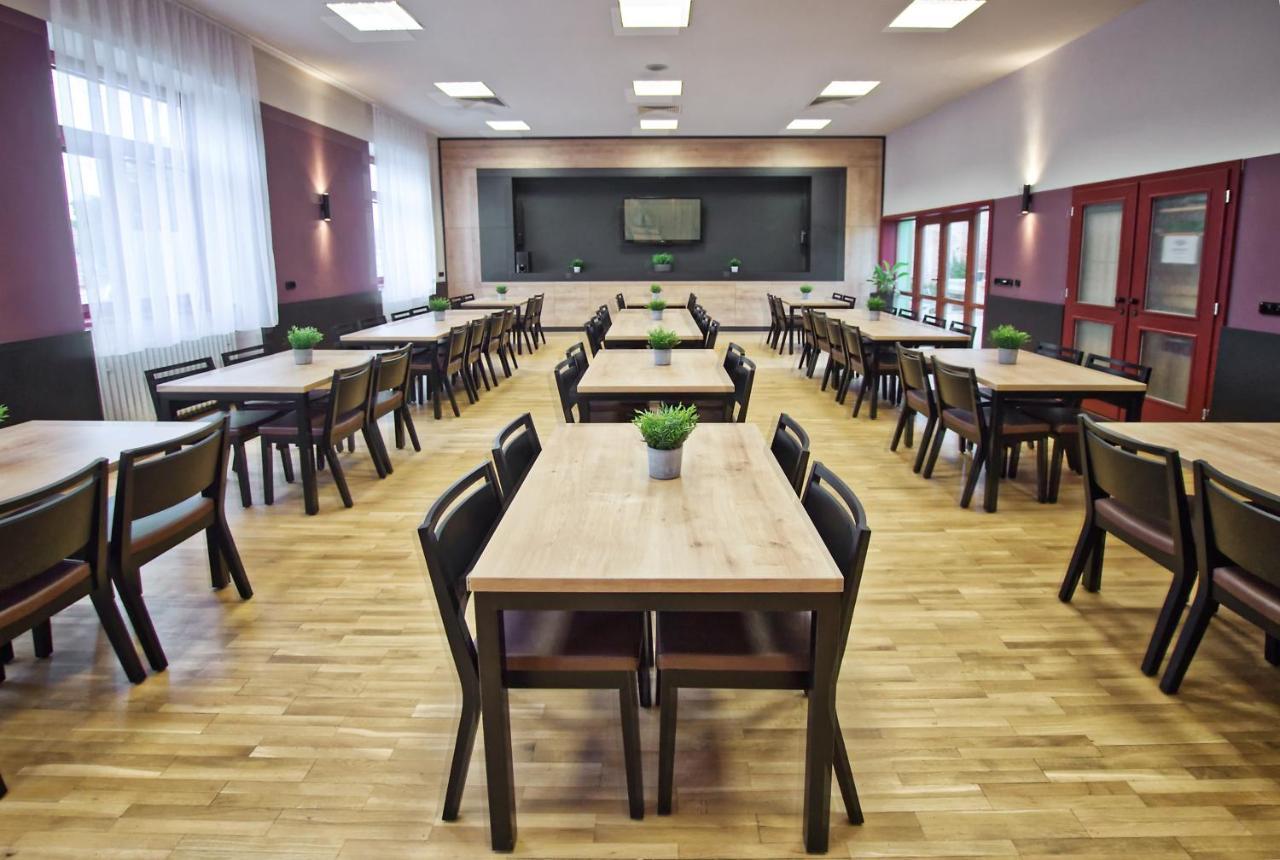 Dolní Dunajovice Restaurace A Penzion Praha מראה חיצוני תמונה