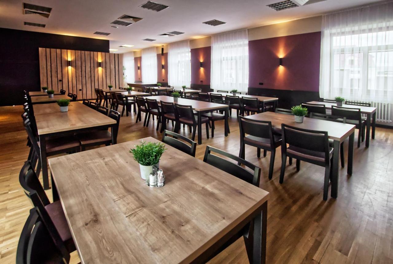Dolní Dunajovice Restaurace A Penzion Praha מראה חיצוני תמונה