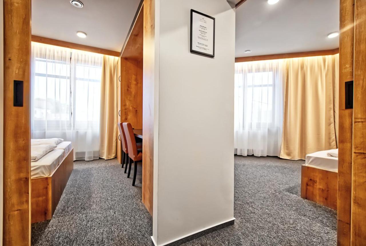 Dolní Dunajovice Restaurace A Penzion Praha מראה חיצוני תמונה