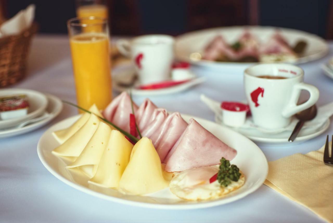 Dolní Dunajovice Restaurace A Penzion Praha מראה חיצוני תמונה