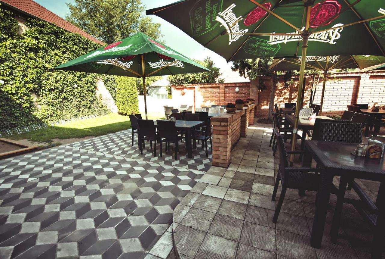 Dolní Dunajovice Restaurace A Penzion Praha מראה חיצוני תמונה